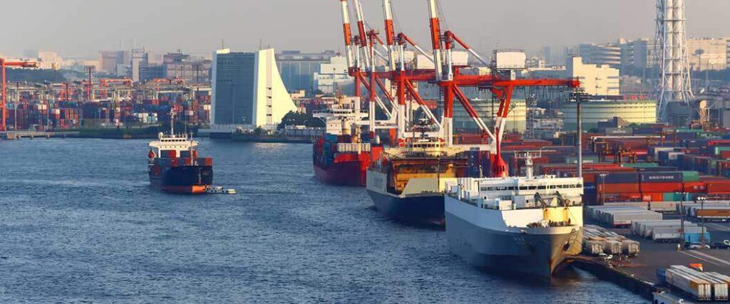 loading and unloading container ships